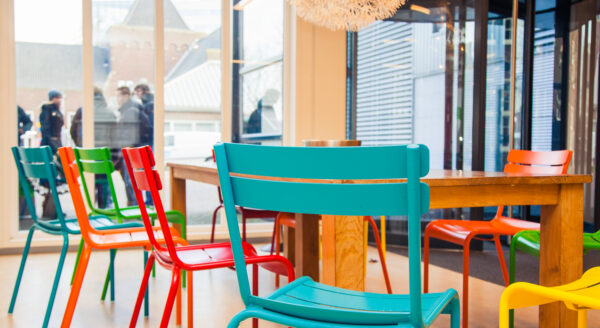 Gekleurde stoelen op school