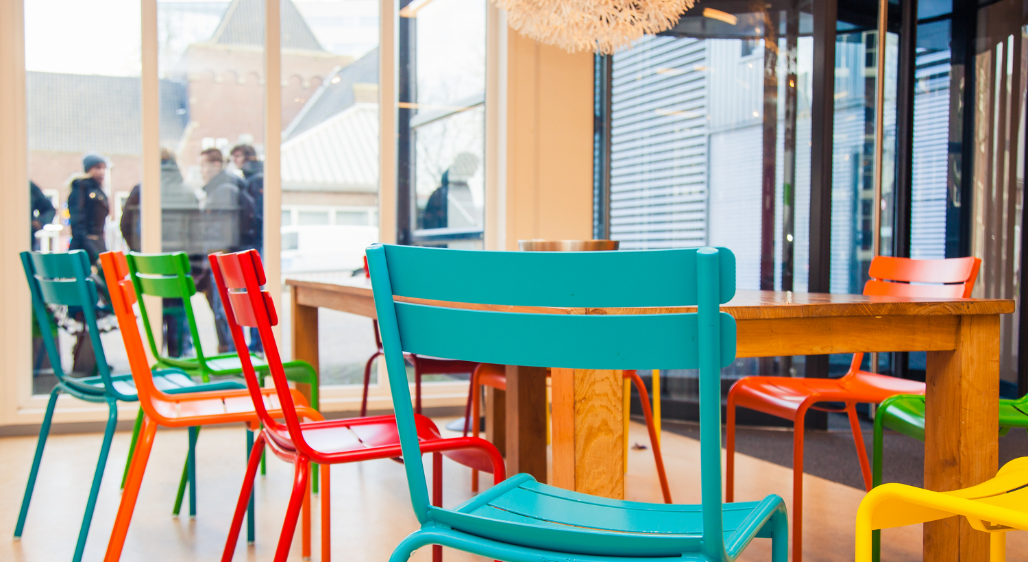 Gekleurde stoelen op school